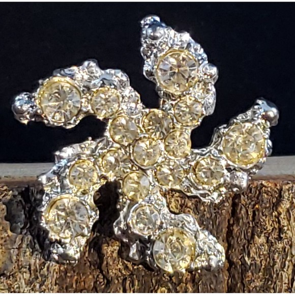 Vtg Clear Round Rhinestone, Silver Tone, Swirling Star Shaped Metal Brooch/Pin - Picture 1 of 8